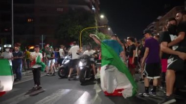 ROME, ITALY - 6 Temmuz 2021: Mutlu İtalyan futbol taraftarları ve vatanseverler İtalyan spor takımının Şampiyonlar Ligi Maçı EURO 2020 'de İspanyol takımına karşı yarı final zaferini kutluyorlar.
