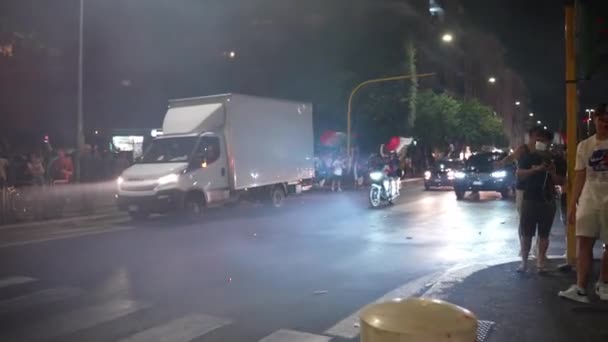 ROMA, ITALIA - 6 DE JULIO DE 2021: Furiosos aficionados al fútbol celebrando la victoria del equipo deportivo italiano en la semifinal de la UEFA 2020, aficionados borrachos sin camisetas corriendo por las calles y saludando con las manos — Vídeos de Stock