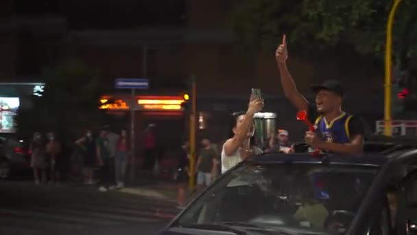 ROME, ITALIEN - 6 juli 2021: Glada italienska fans firar italienska idrottslag seger i semifinal UEFA EURO 2020 mot spanska fotbollslaget, fans som kör i en bil med flagga och ta video — Stockvideo