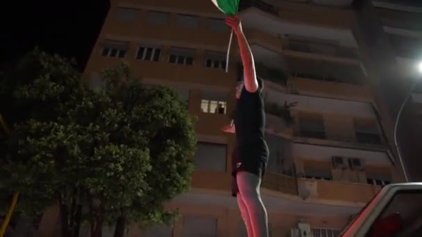 ROMA, ITALIA - 6 DE JULIO DE 2021: Abanico italiano parado en el techo del coche y ondeando la bandera, aficionados al fútbol celebrando la victoria en la semifinal UEFA EURO 2020, multitud de aficionados italianos en las calles romanas después de la — Vídeo de stock