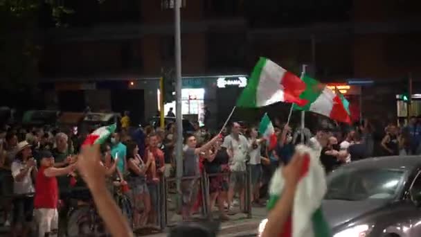ROME, ITALIË - JULI 11, 2021: Gelukkige Italiaanse fans zwaaien met vlaggen, springen en schreeuwen in de straten van Rome na de overwinning in voetbalwedstrijd tegen Engeland. Mensen vieren kampioenschap in EURO UEFA — Stockvideo