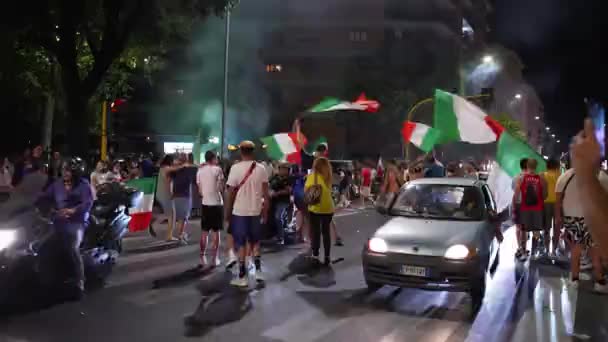 ROME, ITALIEN - 11 juli 2021: Nyfikna italienska fans med viftande flaggor blockerar vägar efter segern för fotbollslaget i UEFA EURO 2020. Italienska idrottslag är en mästare i Europa, resultat av fotboll — Stockvideo