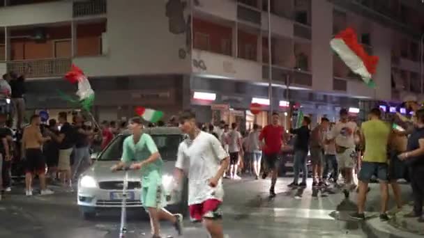 ROMA, ITALIA - 11 DE JULIO DE 2021: Furiosos aficionados italianos corriendo, gritando y ondeando banderas en las calles de Roma después de la victoria en el partido de fútbol EURO 2020, multitud de personas celebrando la gran victoria de — Vídeo de stock