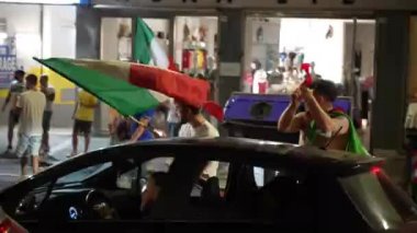 ROME, ITALY - 11 Temmuz 2021: İtalyan taraftarlar EURO 2020 final maçında spor takımının zaferini kutluyor, erkekler arabalarda yolları kapatıyor, bayraklar sallıyor, zıplıyor ve bağırıyorlar. Sokak hayranları ve