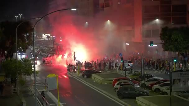意大利罗马- 2021年7月11日：意大利运动队在2020年欧洲杯对阵英格兰队的比赛中获胜的激动时刻，一群狂热的意大利民众用旗挡住街道，燃烧着红色 — 图库视频影像