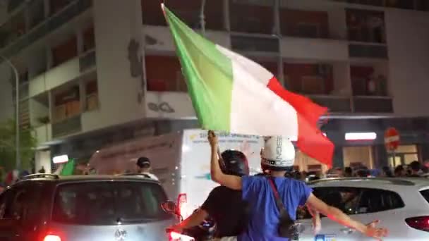 ROME, ITALIEN - 11 juli 2021: Fanatiska italienska killar firar fotbollsmatch seger på gatorna i Rom, leende fans visar lycka och patriotism till sitt land och idrottslag viftar flaggor — Stockvideo