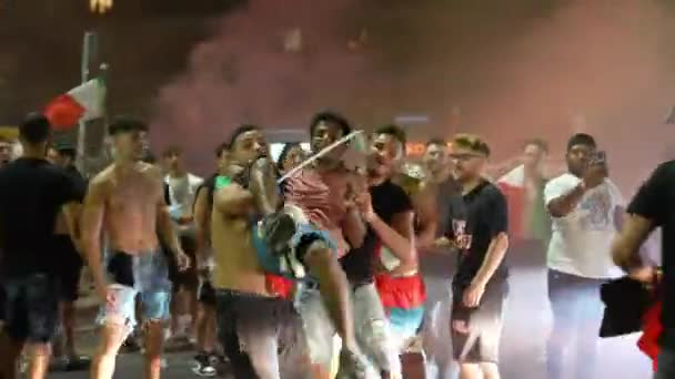 ROMA, ITÁLIA - JULHO 11, 2021: Furiosos hooligans de rua sem camisetas protestando nas ruas de Roma, dançando, brincando, agitando bandeiras após a vitória da equipe de esportes de futebol na UEFA EURO 2020. Louco. — Vídeo de Stock