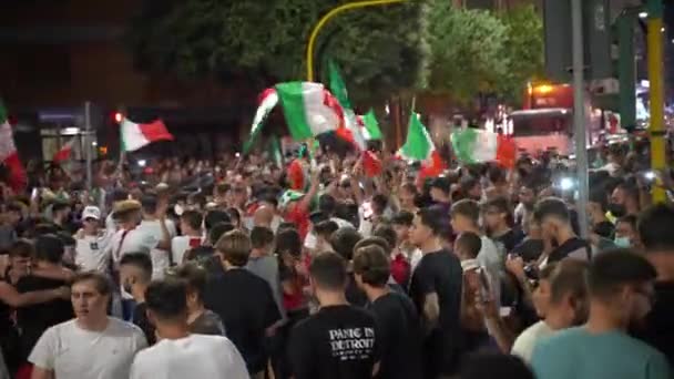 ROME, ITALIEN - 11 juli 2021: Massor av italienska fans firar segern för idrottslag i den slutliga fotbollsmatchen UEFA EURO 2020, människor med flaggor hoppar, lyfta händer, skrika och dansa i glädje — Stockvideo