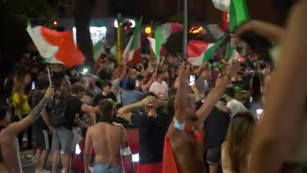 ΡΩΜΗ, ΙΤΑΛΙΑ - 11 ΙΟΥΛΙΟΥ 2021: Ευτυχισμένοι Ιταλοί οπαδοί και υποστηρικτές με κυματιστές σημαίες που μπλοκάρουν δρόμους μετά τη νίκη της ποδοσφαιρικής ομάδας στο UEFA EURO 2020, πλήθος οπαδών του δρόμου που χορεύουν στο δρόμο — Αρχείο Βίντεο