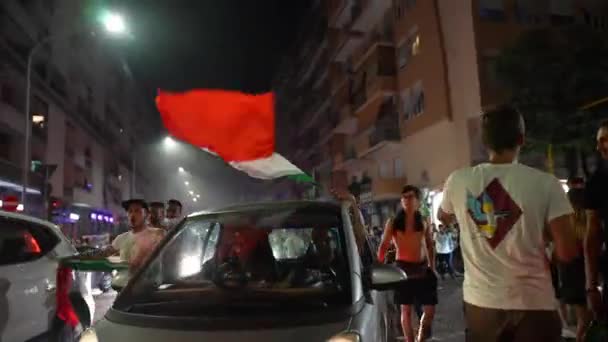 ROME, ITALY - JULY 11, 2021: Crowd of Italian hooligans on the streets of Rome after the victory on final football match UEFA EURO 2020, guys blocking roads, burning red smoke flares, shouting — Stock Video