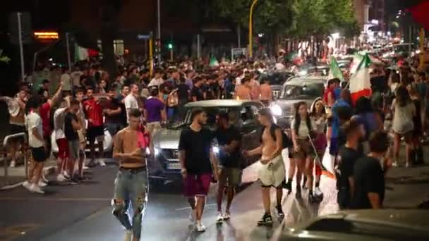 ROME, ITALY - JULY 11, 2021: Drunk street hooligans without T-shirts protesting on the streets of Rome after the victory in UEFA EURO 2020, furious guys blocking roads, stopping cars, shouting and — Stock Video