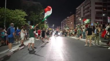 ROME, ITALY - 11 Temmuz 2021: UEFA EURO 2020 zaferinden sonra Roma sokaklarında protesto yapan sarhoş sokak serserileri, yolları kapatan, arabaları durduran, bağıran ve bağıran öfkeli adamlar