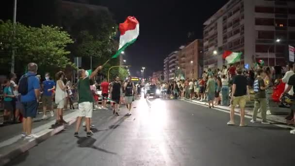 ROME, ITALY - 11 Temmuz 2021: UEFA EURO 2020 zaferinden sonra Roma sokaklarında protesto yapan sarhoş sokak serserileri, yolları kapatan, arabaları durduran, bağıran ve bağıran öfkeli adamlar — Stok video