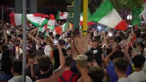 ROME, ITALIEN - 11 juli 2021: Massor av italienska fans firar segern för idrottslag i den slutliga fotbollsmatchen UEFA EURO 2020, människor med flaggor hoppar, lyfta händer, skrika och dansa i glädje — Stockvideo