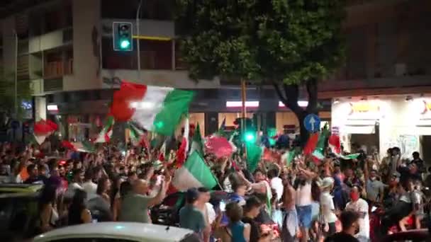 ROME, OLASZORSZÁG - JÚLIUS 11, 2021: Olasz szurkolók tömegei ünneplik a sportcsapat győzelmét az UEFA EURO 2020 döntőjében, olasz hazafiak köszöntik nemzeti hőseiket — Stock videók