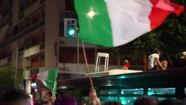 ROME, ITALY - 11 Temmuz 2021: Tuscolana Caddesi 'ndeki otobüs çatısından inen çılgın İtalyan taraftarlar, UEFA EURO 2020' deki şampiyonluğu kutlayan sarhoşlar — Stok video