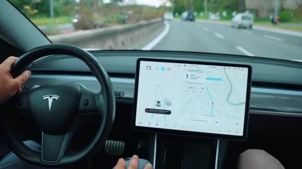 ROME, ITALIË - APRIL 28, 2021: Professionele mannelijke bestuurder in het bezit van Tesla auto rijden test in de straten van het oude Rome, man met stuurwiel en met behulp van front touchscreen display monitor voor — Stockvideo