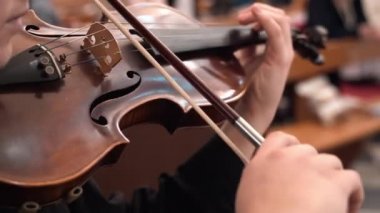 Kilisede hayır konserinde keman çalan rahibe, kilise korosuyla senfonide müzik çalan dindar kız kardeş. Yüce İsa 'yı yüceltmek için dini performans
