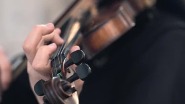 Dini ayin sırasında kilisede müzik gösterisi, din korosuyla keman senfonisi çalan yetenekli bir rahibe. Rahibenin elinde Tanrı 'yı, din ve sanat kavramını yücelten müzikal dualar var.