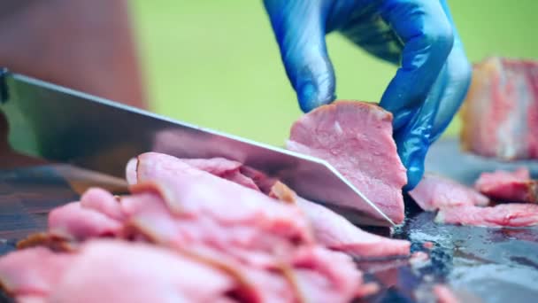 Médio processo de corte de lombo assado raro, o homem cortando lombo de vitela grelhado na placa de corte. Preparando pratos de refeição bbq para festa de piquenique, assar variedade de carne no festival bbq — Vídeo de Stock