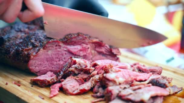 Smoking medium rare grilled beef sirloin sliced on wooden cutting board, assortment of roasted meat on bbq festival party. Traditional bbq meat festival, roasting barbecue concept — Stock Video