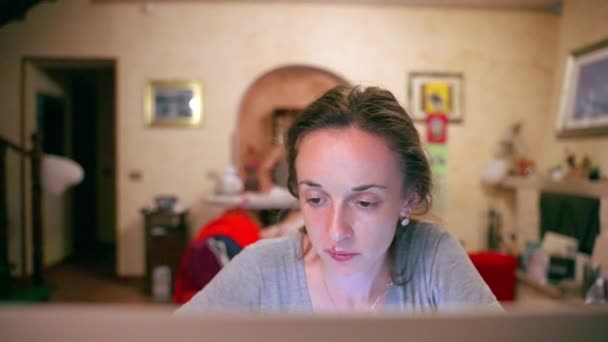 Портрет втомленої і виснаженої жінки з герпесом на губах, що сидить перед монітором ноутбука, що працює понаднормово, розчарованої жінки, яка шукає рішення проблем. Перероблений фрілансер зі стурбованим обличчям — стокове відео