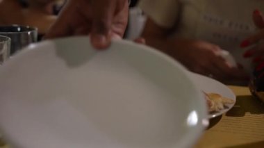 Restoran partisinde bir araya gelen arkadaşlar yerel İtalyan deniz ürünleri restoranında lezzetli yemekler sunuyorlar. İnsanlar salamura edilmiş somon fileto, portakal suyu ve taze roket salatasıyla baharat tadıyor.