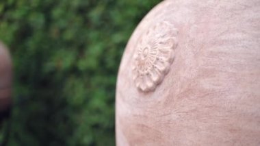 İtalyan tarihi villa bahçesindeki el yapımı eski çömlekçi teknelerini kapatıyoruz. Meşhur İtalyan konutunun bahçesinde üzerinde duvar resimleri olan kil vazo. Eski zamanların mimari detayları, tarihi