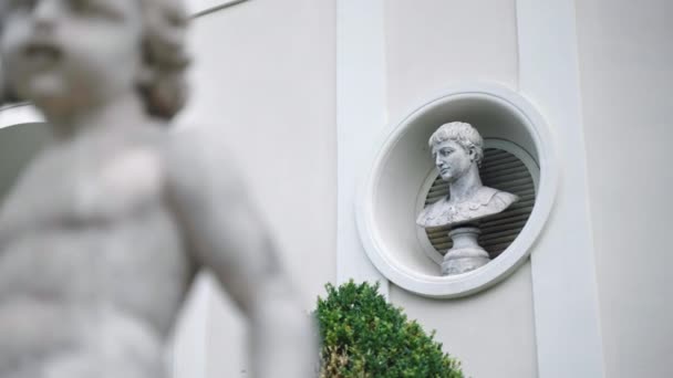 테라스, 아치 모양의 창문, 유명 한 로마 황제의 조각상으로 장식된 하얀 빌라 궁전 뒤에 있는 역사적 인 대리석 조각상. 복원 된 외부 외관 — 비디오
