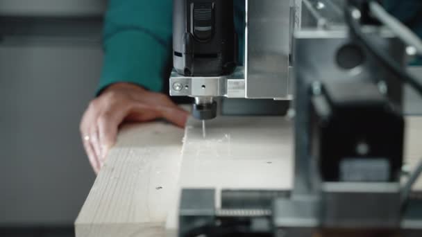 Automatisierte CNC-Graviermaschine mit Spindel zum Schnitzen auf Holz, Prozess der Holzgravur am Arbeitsplatz mit moderner automatisierter Technologie. Automatisierte Bohrmaschine, Konzept der industriellen — Stockvideo