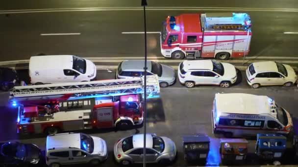 ROME, ITALIE - 7 FÉVRIER 2021 : Travaux de secours d'urgence la nuit dans la rue de Rome, sirène clignotante de camion ambulancier et véhicule des pompiers. Protection et premiers secours pour les citoyens italiens dans la — Video