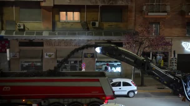 ROMA, ITÁLIA - ABRIL 9, 2021: Fresadora moagem condução ao longo da rua com estacionamentos nas laterais e removendo com pressão asfalto velho no centro de Roma, trabalhadores da equipe segurando — Vídeo de Stock