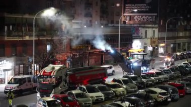 ROME, ITALY - 9 Nisan 2021: Roma 'nın yerleşim bölgesinde yol onarım çalışmaları, eski asfaltı yolun bir tarafından kaldırmaya hazır bir kamyonla öğütme makinesi. Mühendislik öğütme