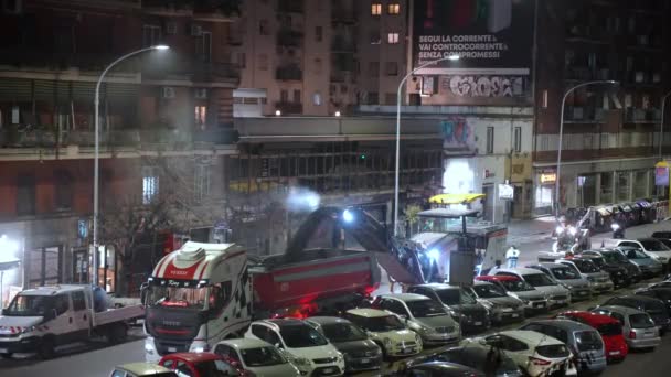 ROME, ITALIË - APRIL 9, 2021: Zware transportmiddelen voor wegwerkzaamheden op de bouwplaats, freesmachine die langzaam langs de weg rijdt en het verwijderen van oud asfalt gooien in de — Stockvideo