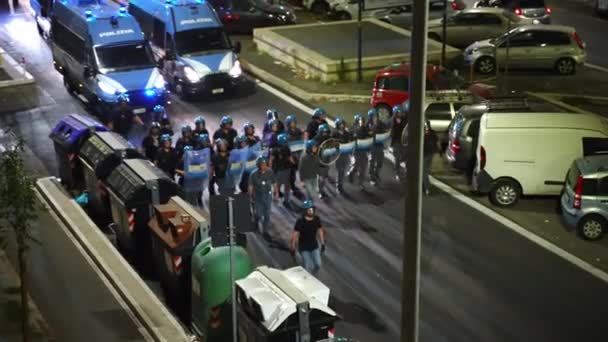 ROME, ITALIE - 6 JUILLET 2021 : Unité spéciale de la police italienne dans des casques de protection, des boucliers et des matraques attaquant des délinquants de la rue de nuit, des agents anti-émeutes essayant d'arrêter la rébellion sans victimes. Les gens — Video