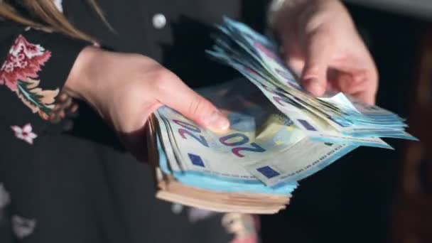 Kvinnlig miljonär innehav pack av eurosedlar i händer och räkna lotteri pengar pris hemma, vann kvinnan en stor summa pengar på lotteri marknaden och räkna pappersvaluta pris. Besparingar och — Stockvideo