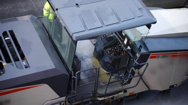 Vue de dessus du camion de niveleuse lourde dans la rue avec tableau de bord lumineux avec différents boutons de fonction. Préparation de l'équipement industriel pour la reconstruction routière, camion industriel pour l'enlèvement — Video