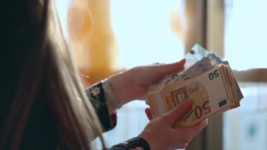Avro banknotları tutan ve kağıt para sayan kadın elleri, mali gelir ve tasarruflar, para sayımı. Finansal ticaret yatırımları, banka takası için kazanılan para