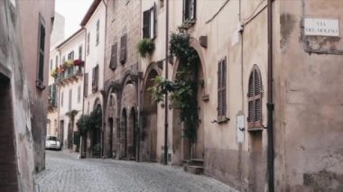 Antik İtalyan şehrinin dar sokaklarında görkemli atmosfer havası. Karakteristik dış ve antik kaldırım taşı yolu, kemerli kapıları ve pencere panjurları olan antik binalar.