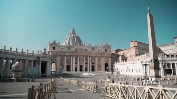 ROME, ITALIE - 31 OCTOBRE 2020 : Majestueuse Cité du Vatican avec sa riche histoire religieuse, église en marbre avec dôme, colonnes et statues d'apôtres sur la place de la Basilique Saint-Pierre, personnes marchant et — Video
