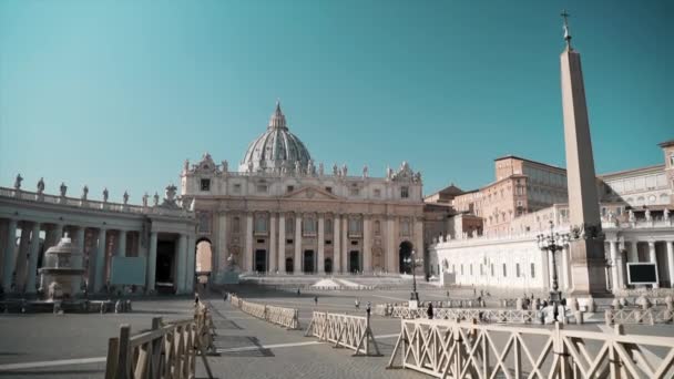 ROMA, ITALIA - 31 DE OCTUBRE DE 2020: Majestuosa y famosa Ciudad del Vaticano con su rica historia religiosa, iglesia de mármol con cúpula, columnas y estatuas de apóstoles en la Plaza de la Basílica de San Pedro, gente caminando y — Vídeos de Stock