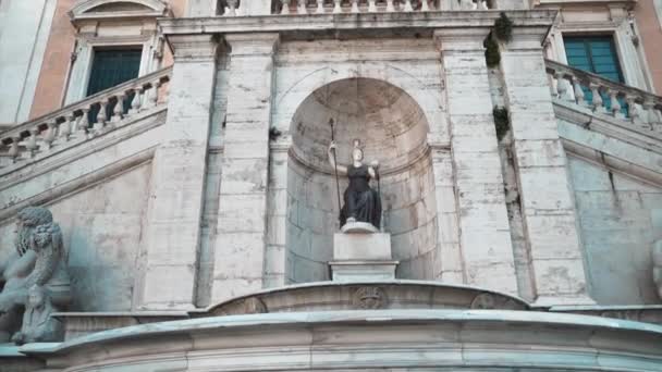 ローマのカピトリオ丘のカンピドリオ広場にあるフォンタナ デッラ シーの神話の大理石像 異なる彫像や柱を持つ壮大な大理石の建築 有名なイタリアの建築と芸術 — ストック動画