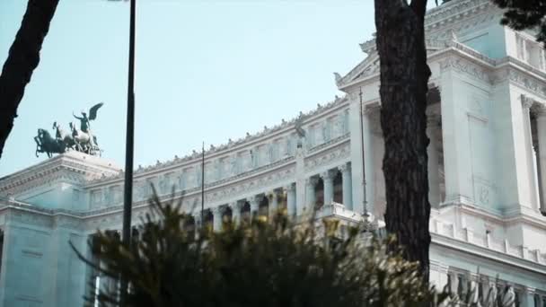 Beroemd Altare della Patria op Piazza Venezia in Rome, oud marmeren gebouw met beelden van het Romeinse Rijk en zuil in zonlicht. Nationaal monument van het verleden, Italiaanse cultuur en architectuur — Stockvideo