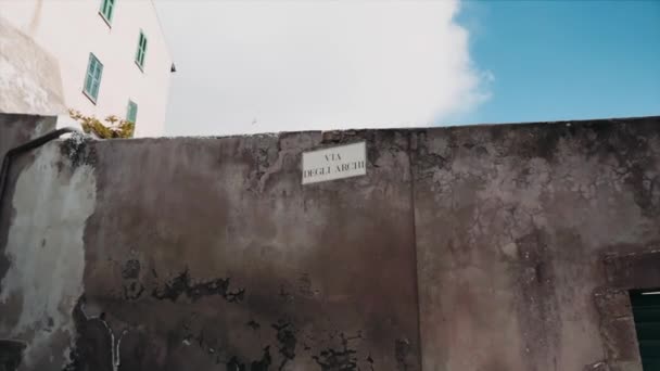 Ancien mur en béton ruiné avec inscription du nom de rue dans l'ancien village toscan de la province de Viterbe, mur rouillé dans la vieille ville romaine abandonnée avec un petit nombre d'habitants. Explorer l'histoire italienne — Video