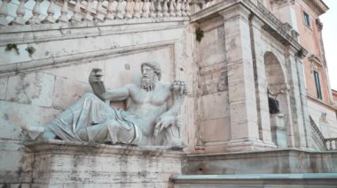 Roma 'daki Capitoline Hill' deki efsanevi mermer kahraman, Campidoglio Piazza 'daki Nil Nehri heykeli. Roma anıtları ve heykelleri, İtalyan mimarisi ve kültürü