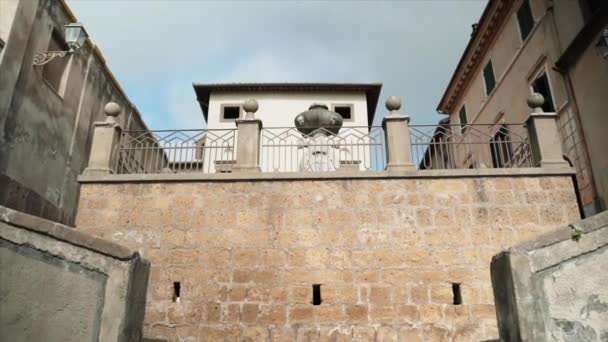 Antiguo pueblo toscano en la provincia de Viterbo, calles antiguas con antiguas estatuas y monumentos de mármol, edificio de época exterior con persianas. Centro histórico en la provincia romana, cultura italiana — Vídeos de Stock