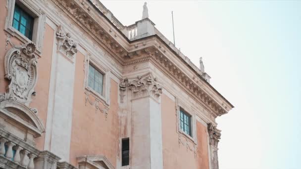 Знаменитий архітектурний фасад будівлі Капітолійського пагорба зі старими вікнами, мармуровою статуєю та пам'ятниками. Величні архітектурні особливості Римської імперії, поклоніння Італії. — стокове відео