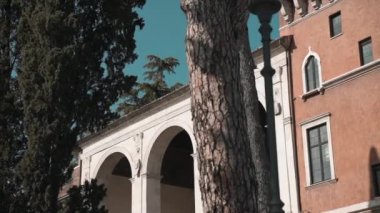 Palazzo Venezia 'nın ünlü kulesi. Karakteristik bina dışı, üzerinde kemerler ve mimari özellikler olan pencereler inşa ediyor. Roma İmparatorluğu 'nun merkezindeki antik bina,