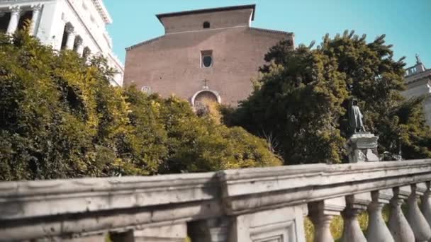 Antigas escadas de mármore romano que levam ao Capitólio no centro de Roma, monumentos e estátuas de lugar famoso, arquitetura e cultura italiana — Vídeo de Stock