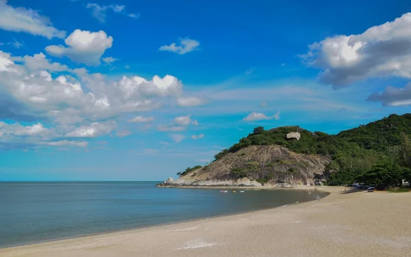 plaj ve mavi gökyüzü